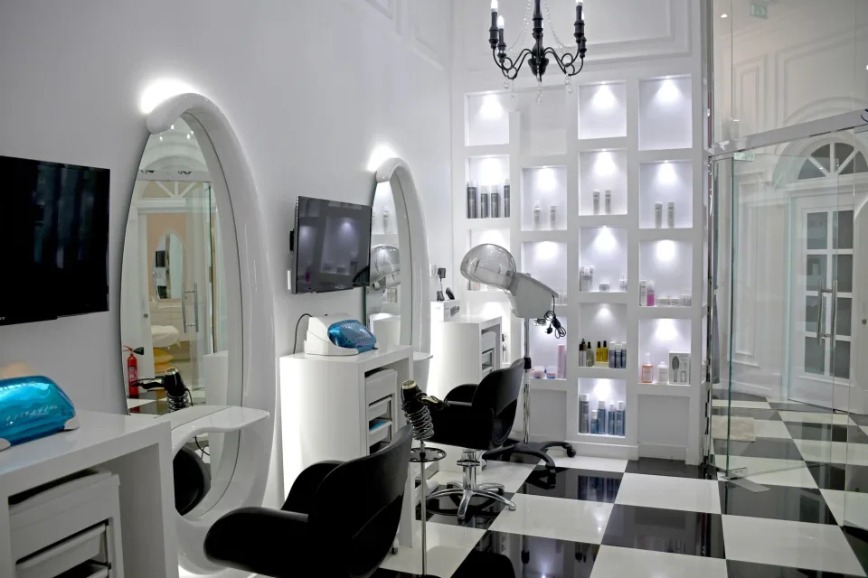 Khách nhuộm màu thời trang